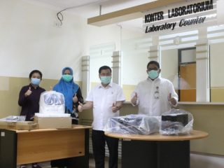 Penyerahan bantuan satu alat Real Time Polymerase Chain Reaction (RT PCR) kepada Rumah Sakit Universitas Sumatera Utara (RS USU), Kamis (11/06/2020)