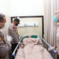 Kapolda Sumatera Utara (Sumut) Irjen Pol Martuani Sormin saat mengunjungi Aipda Daely di Rumah Sakit (RS) Bhayangkara TK I Medan, Kamis (11/6/2020).