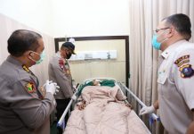 Kapolda Sumatera Utara (Sumut) Irjen Pol Martuani Sormin saat mengunjungi Aipda Daely di Rumah Sakit (RS) Bhayangkara TK I Medan, Kamis (11/6/2020).