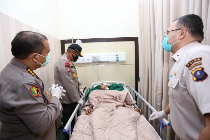 Kapolda Sumatera Utara (Sumut) Irjen Pol Martuani Sormin saat mengunjungi Aipda Daely di Rumah Sakit (RS) Bhayangkara TK I Medan, Kamis (11/6/2020).