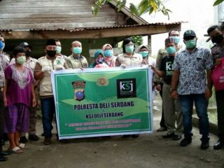Pemberian sembako oleh Komunitas Sedekah Jumat (KSJ) Deli Serdang bersama Polres Deli Serdang.
