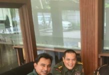 Letkol Czi Dr Safril Hidayat, PSC, MSc (kanan) bersama sahabat sejak SMA, M Yusuf Nasution, saat bertemu beberapa waktu lalu.