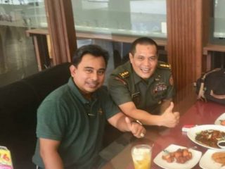 Letkol Czi Dr Safril Hidayat, PSC, MSc (kanan) bersama sahabat sejak SMA, M Yusuf Nasution, saat bertemu beberapa waktu lalu.