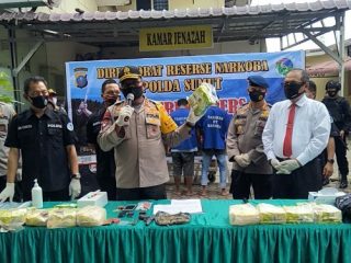 Pemaparan Kapolda Sumut Irjen Pol Martuani Sormin di depan ruang jenazah Rumah Sakit Bhayangkara TK II Medan, Senin (15/06/2020) siang.