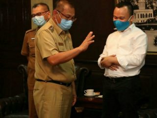 Plt Walikota Medan, Akhyar Nasution sedang berbincang dengan perwalian PT PLN Persero di Ruang Walikota, Senin (15/6/2020)