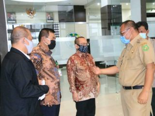 Plt Walikota Medan, Akhyar Nasution saat Berkunjung ke USU dan disambut hangat oleh Wakil Rektor III USU, Mahyuddin KM Nasution di Biro Rektor USU , Senin (15/6/2020).
