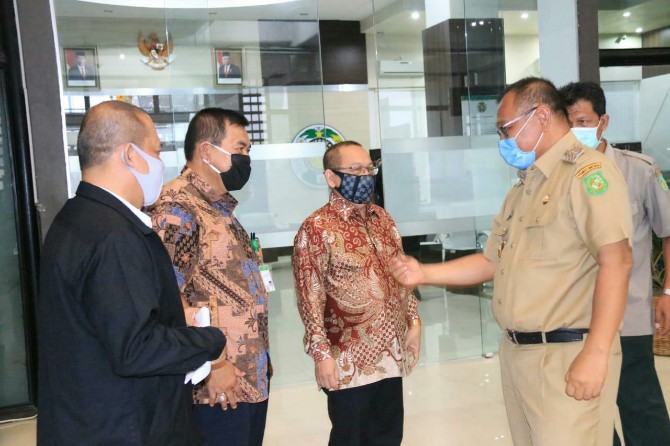 Plt Walikota Medan, Akhyar Nasution saat Berkunjung ke USU dan disambut hangat oleh Wakil Rektor III USU, Mahyuddin KM Nasution di Biro Rektor USU , Senin (15/6/2020).