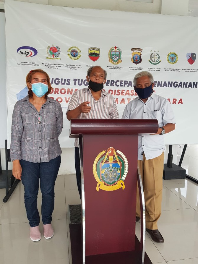 Ketua SMSI Sumut Zulfikar Tanjung (tengah), Wakil Ketua H Agus S Lubis dan Sekretaris Erris J Napitupulu (kiri).