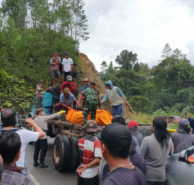 Evakuasi jenazah di Desa Kuta Bayu Kec Gunung Meriah Kab Deli Serdang, Selasa (16/6/2020).