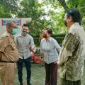 Akhyar Nasution berbincang dengan pengelola Viharra Borobudur di Jalan Imam Bonjol, Medan Maimoon, Selasa (16/6/2020)