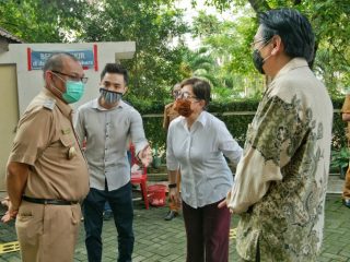 Akhyar Nasution berbincang dengan pengelola Viharra Borobudur di Jalan Imam Bonjol, Medan Maimoon, Selasa (16/6/2020)
