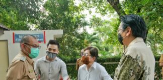 Akhyar Nasution berbincang dengan pengelola Viharra Borobudur di Jalan Imam Bonjol, Medan Maimoon, Selasa (16/6/2020)