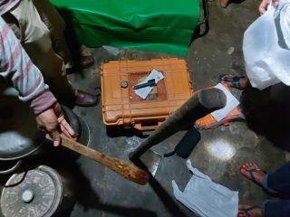 Barang bukti berupa cangkul dan centong nasi yang diduga digunakan untuk menghabisi nyawa korban.