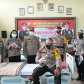 Kapolda Sumut Irjen Pol Martuani Sormin foto bersama usai mendonorkan darah di Aula Sat Brimob Polda Sumut Jalan KH Wahid Hasyim Medan.