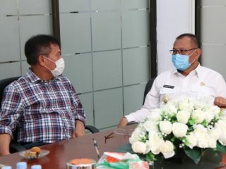 Plt Walikota Medan, Akhyar berbincang dengan Rektor Unimed, Rabu (17/6/2020)