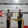 Plt Sekretaris Jenderal (Sekjen) Kemendagri, Muhammad Hudori serahkan DP4 kepada Ketua KPU, Arief Budiman.