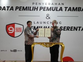 Plt Sekretaris Jenderal (Sekjen) Kemendagri, Muhammad Hudori serahkan DP4 kepada Ketua KPU, Arief Budiman.