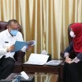 Kepala BPS Kota Medan, Enny Nuryani Nasution ketika melaporkan hasil SP online kepada Plt Walikota Medan, Akhyar Nasution di Rumah Dinas Walikota, Jalan Sudirman Medan, Kamis (18/6/2020).