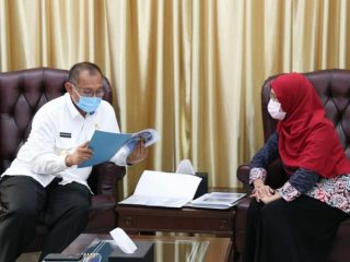 Kepala BPS Kota Medan, Enny Nuryani Nasution ketika melaporkan hasil SP online kepada Plt Walikota Medan, Akhyar Nasution di Rumah Dinas Walikota, Jalan Sudirman Medan, Kamis (18/6/2020).