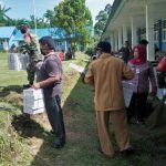 Petugas sedang menyiapkan makanan untuk warga Dusun Huta 2 Nagori Tanjung Hantaran Kab Simalungun yang diisolasi.