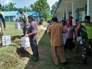 Petugas sedang menyiapkan makanan untuk warga Dusun Huta 2 Nagori Tanjung Hantaran Kab Simalungun yang diisolasi.