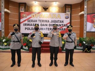 Foto bersama usai Sertijab di Aula Tribrata Mapolda Sumut, Jumat (19/6/2020).