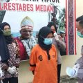 Kapolsek Medan Timur Kompol M Arifin (kanan) mengintrogasi tersangka TND.