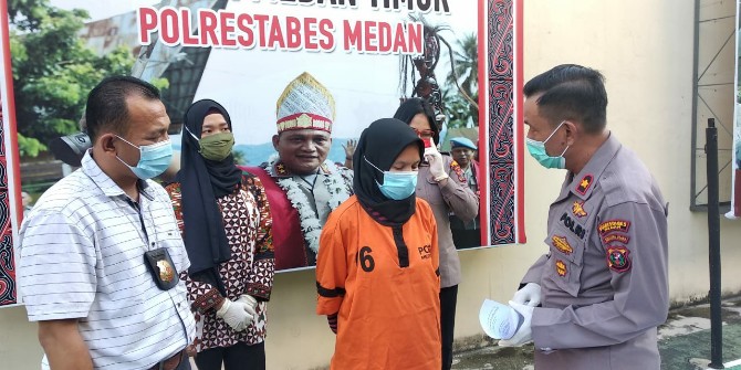 Kapolsek Medan Timur Kompol M Arifin (kanan) mengintrogasi tersangka TND.