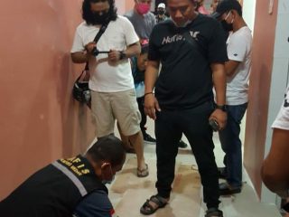 Petugas Polsek Medan Kota dan Inafis Polrestabes Medan identifikasi jasad Ikhsan dan Rafa.