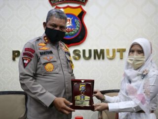 Kapolda Sumut Irjen Pol Martuani Sormin saat menerima audiensi Ketua Bawaslu Provinsi Sumut, Syafrida R Rasahan dan jajarannya di Ruang Perjamuan Mapolda Sumut