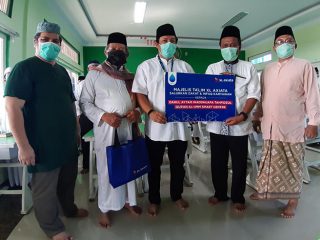 Head of Sales XL Axiata Greater Medan, Horas Lubis dan Ketua MTXL West Region, H. Maf’ul Taufiq menyerahkan donasi kepada pimpinan yayasan, Drs Alwi Batubara, Jumat pekan lalu.