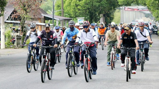 Salah satu kegiatan olahraga yang ramah lingkungan dengan bersepeda.