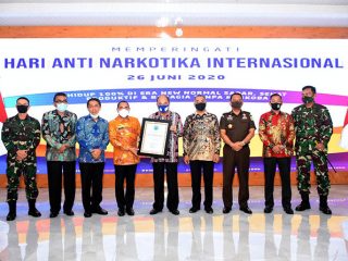 Penyerahan penghargaan Bidang Pencegahan dan Pemberantasan Penyalahgunaan dan Peredaran Gelap Narkotika (P4GN) kepada Pemerintah Kota Tebing Tinggi dilakukan oleh Gubernur Sumut Edy Rahmayadi kepada Walikota Tebing Tinggi Umar Zunaidi Hasibuan serta disaksikan Kepala BNNP Sumut Brigjen Pol Atrial, di Pendopo Rumah Dinas Gubernur, Jalan Jenderal Sudirman Nomor 41 Medan