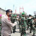 Kapolda Sumut Irjen Pol Martuani Sormin turut melepas pemberangkatan Satgas Yonif Raider 100/PS Satgas Pamtas RI - PNG di Sektor Utara TA 2020, di Pelabuhan Ujung Baru Belawan