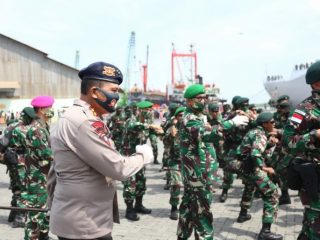 Kapolda Sumut Irjen Pol Martuani Sormin turut melepas pemberangkatan Satgas Yonif Raider 100/PS Satgas Pamtas RI - PNG di Sektor Utara TA 2020, di Pelabuhan Ujung Baru Belawan