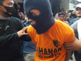 Pra rekonstruksi dipimpin langsung Kapolrestabes Medan Kombes Pol Riko Sunarko itu, penyidik hadirkan tersangka pembunuhan sadis, Rahmadsyah.