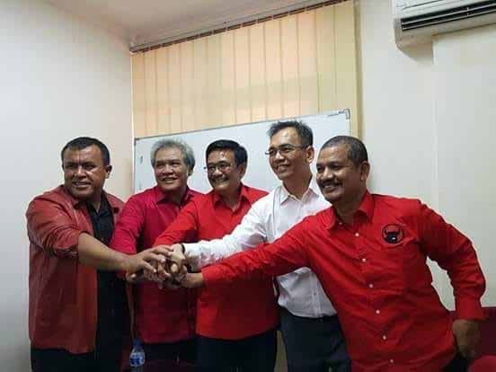Japorman Saragih (2 dari kiri) dan Djarot (3 dari kiri) bersama dalam sebuah kesempatan beberapa waktu lalu. Japorman mengundurkan diri sebagai Ketua DPD PDI Perjuangan Sumut.