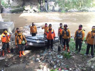 BPBD Kota Medan menyusuri sungai guna memberikan sosialisasi adaptasi kebiasaan baru kepada masyarakat yang tinggal di bantaran sungai.