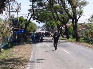 Warga Desa Mompang Julu, Panyabungan Utara, Mandailing Natal kembali memblokade Jalan Lintas Sumatera