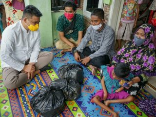 Bobby Nasution saat mengunjungi Nabila, bocah 14 tahun yang mengalami gangguan syaraf dikediamannya Jalan Paku Gang Siku, Medan Marelan