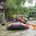 Bakal calon Walikota Medan, Bobby Nasution bersama Komunitas Peduli Anak Sungai Deli (Kopasude) Sumatera Utara menyusuri Sungai Deli dengan perahu karet