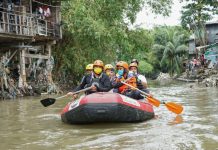 Bakal calon Walikota Medan, Bobby Nasution bersama Komunitas Peduli Anak Sungai Deli (Kopasude) Sumatera Utara menyusuri Sungai Deli dengan perahu karet