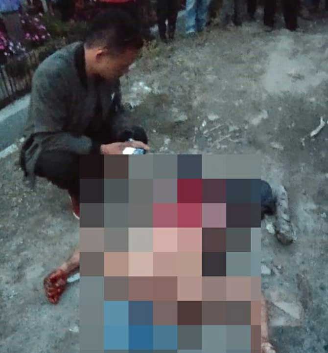 Plores Panjaitan, 36, warga Dusun Bandar Mariah Nagori Bandar Sauhur Kec Purba Kab Simalungun tewas bersimbah darah ditengah jalan.