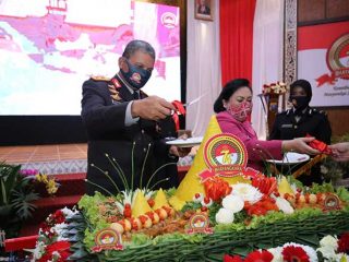 Kapolda Sumut Irjen Pol Martuani Sormin saat syukuran dalam rangka peringatan hari Bhayangkara ke-74 di Aula Tri Brata Mapolda Sumut, Rabu (1/7/2020).