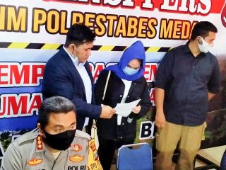 Hana Hanaifah, 23 dan teman kencannya, seorang pengusaha asal Medan, berinisial A, sebagai saksi.
