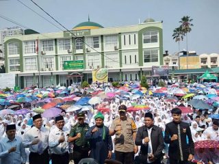Rektor UINSU Prof Saidurrahman (dua dari kanan) dan WR III UINSU Prof Amroeni (dua dari kiri) saat penerimaan mahasiswa baru UINSU belum lama ini. Hari ini, rektor melepas ribuan mahasiswa UINSU melaksanakan KKN. (ist)
