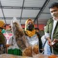Wakil Ketua BPP HIPMI saat di stand UMKM ibu-ibu single parent dan memberikan apresiasi.