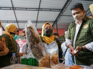Wakil Ketua BPP HIPMI saat di stand UMKM ibu-ibu single parent dan memberikan apresiasi.