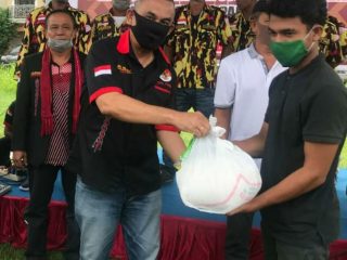 Penyerahan bantuan sembako oleh Dewan Pimpinan Daerah (DPD) Pemuda Marga Silima (PMS) Kota Medan.