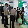 Polri saat melakukan penerapan protokol kesehatan di salah satu mall di Kota Medan, Jum'at (24/7/2020).